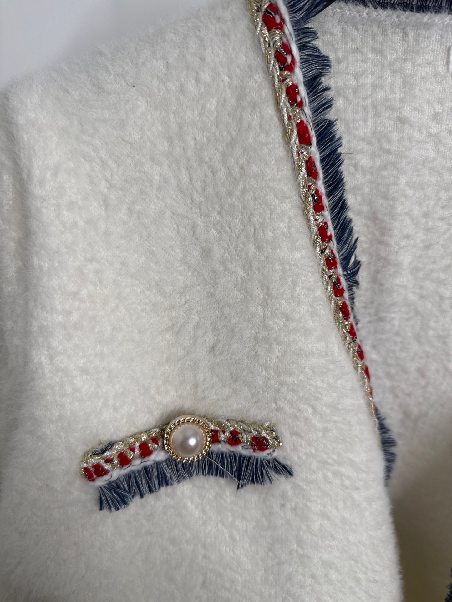 Veste blanche lisere bleu rouge